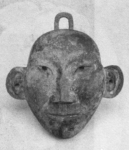 бляха в виде лица человека. гробница М 1400 Шан.png